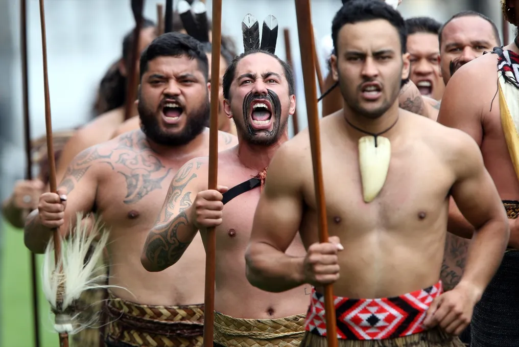 I guerrieri Maori omaggiano Jonah Lamu al suo funerale